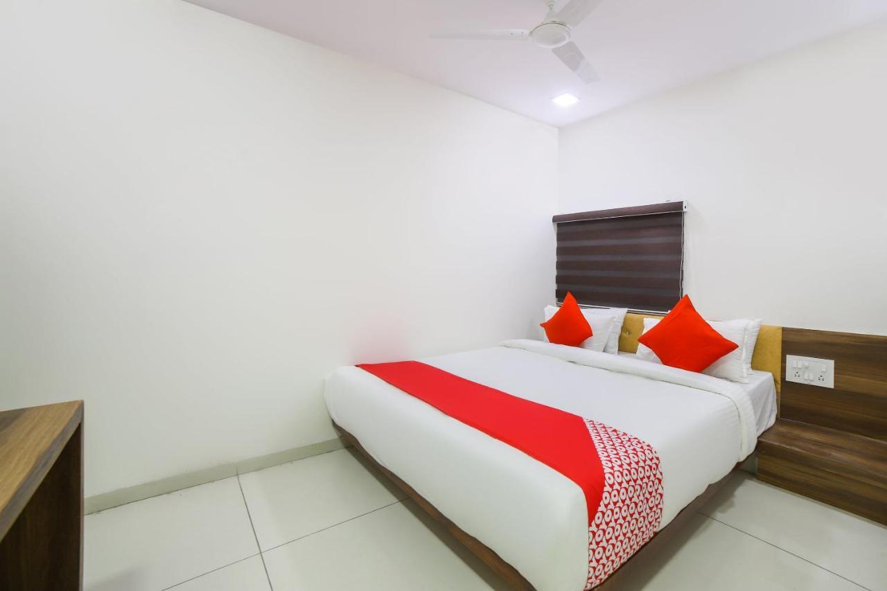 Oyo Flagship 47564 Hotel Gallops Sarkhej Exterior foto