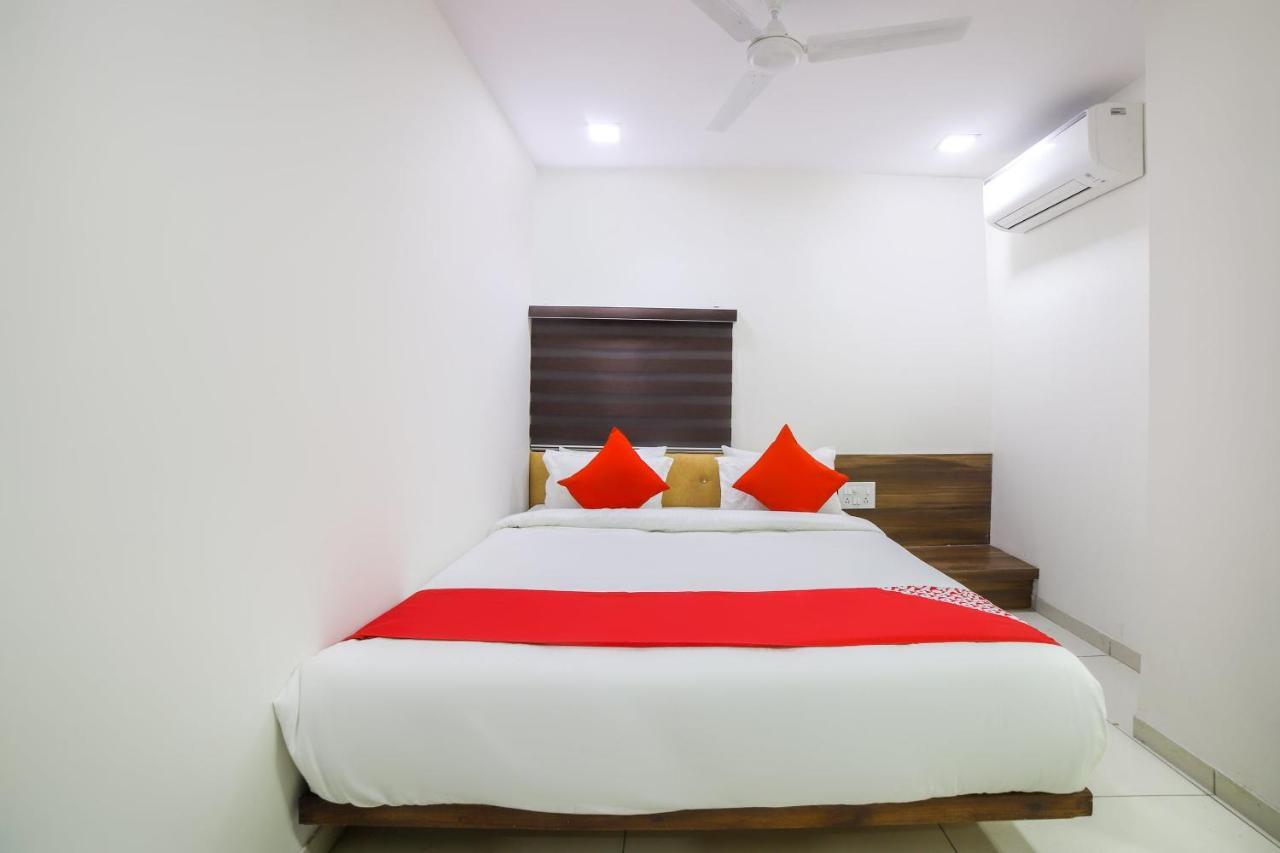 Oyo Flagship 47564 Hotel Gallops Sarkhej Exterior foto